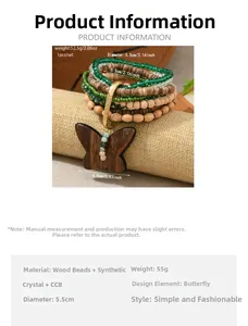 Detalle de una pulsera multicapa con cuentas de madera, cristales y dije de mariposa