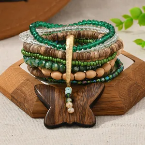 Set de pulseras bohemias con cuentas de madera, cristales verdes y colgante mariposa