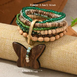 Primer plano del set de pulseras bohemias con un gran colgante de mariposa de madera