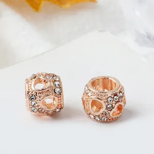 Roségouden holle hartkraal met zirkoon voor DIY armband, macro-opname op wit decor