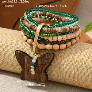 Set de pulseras bohemias con cuentas y colgante de mariposa de madera en soporte rústico
