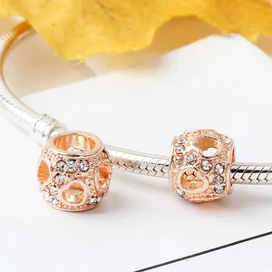 Roségouden holle hartbedeltjes op zilveren slangenarmband met sprankelende zirkonia-stenen