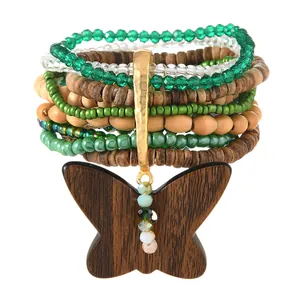 Pulsera bohemia multicapa con cuentas de madera y un gran colgante de mariposa
