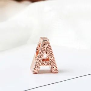 Abalorio letra A oro rosa con texturas de corazón para pulseras de cuentas DIY