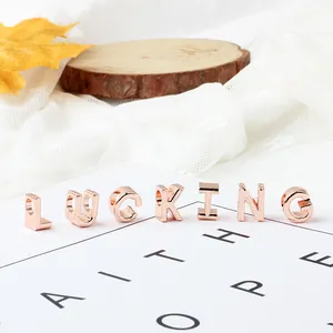 Cuentas de letras DIY oro rosa con palabra LUCKY sobre base de madera y encaje