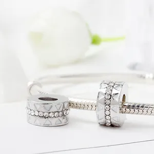 Charm in argento con motivo a triangoli bianchi e cristalli su bracciale snake chain