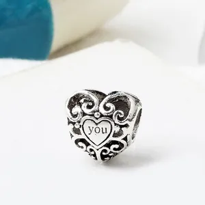 Abalorio de corazón calado plateado con grabado 'you' para pulseras de cuentas