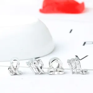Détail de breloques zodiaque argentées avec strass pavés pour bracelets de perles DIY