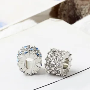 Funkelnde Silber-Trommelperlen mit weißen und blauen Kristallen für DIY-Armbänder