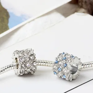 Funkelnde Kristall-Charms in Blau und Weiß auf einem versilberten Schlangenarmband