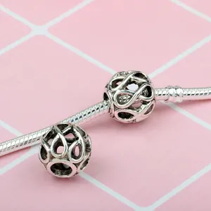 Silberner Mobius-Charm mit Unendlichkeitssymbol auf Schlangenarmband, Vintage-Stil