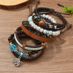 Nahaufnahme der mehrlagigen Boho-Lederarmbänder mit Lebensbaum-Anhängern und Perlen
