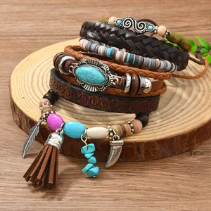 Details böhmischer mehrlagiger Armbänder mit Lederperlen und Türkis auf Holzgrund