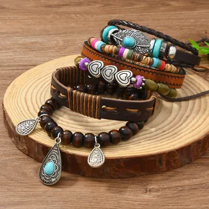 Böhmisches mehrlagiges handgefertigtes Lederarmband-Set mit Holzperlen und Federanhängern