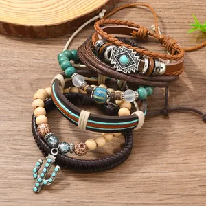 Detailansicht mehrlagiger Boho-Lederarmbänder mit Türkisperlen und Kaktus-Anhänger