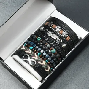 Nahaufnahme von 10-teiligem Vintage Lederarmband-Set mit Perlen und Federanhängern