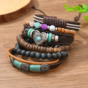 Detail von mehrlagigem Boho-Armbandset mit Leder, Holzperlen und Herz-Anhänger