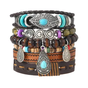 Mehrlagiges Boho-Lederarmband mit silberner Feder und Herzanhängern für Damen