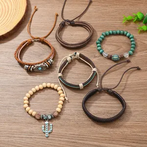Detailweergave van 6-delige boheemse lederen en houten kralenarmbanden op houtvlak