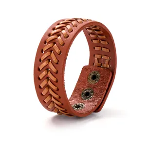 Bracciale in pelle marrone intrecciata con bottoni a pressione in bronzo su fondo bianco