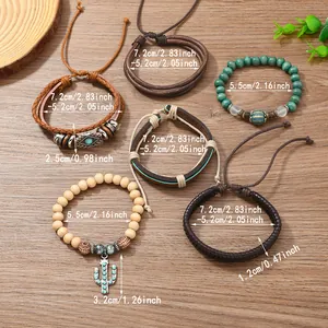 Detailansicht von Boho-Armbändern mit Leder, Holzperlen und Kaktus-Anhänger-Set