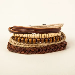 Dettaglio macro di bracciali in pelle multistrato con perline di legno e corde di canapa