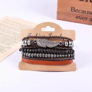Dettaglio del bracciale multistrato in pelle bohémien con ciondolo a piuma d'argento