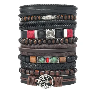 Detail von mehrlagigen Vintage-Lederarmbändern mit Lebensbaum-Anhängern und Holzperlen