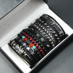 Detail von mehrlagigen Lederarmbändern mit Metall-Totenköpfen und Vintage-Perlen