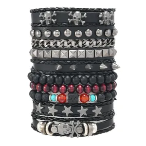 Detailansicht mehrlagiger Punk-Lederarmbänder mit Metall-Totenschäpfen und Lavasteinperlen