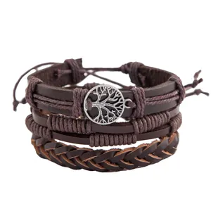 Bracciale multistrato vintage in pelle con ciondolo albero della vita argento su sfondo bianco