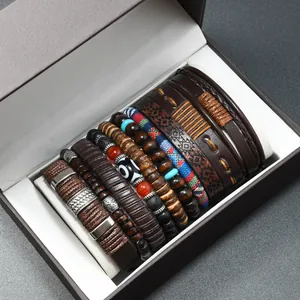 Detail eines mehrlagigen Leder- und Perlenarmband-Sets in einer Geschenkbox