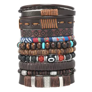 Detail von mehrlagigen Lederarmbändern mit Holzperlen und gewebten Boho-Texturen