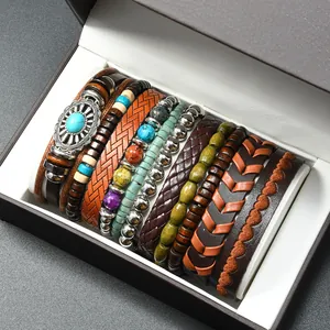Detailansicht der mehrlagigen Lederarmbänder mit Holzperlen und türkisen Akzenten