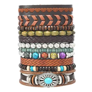 Makro-Detail von mehrlagigen Boho-Lederarmbändern mit Holzperlen und türkisfarbenen Steinen