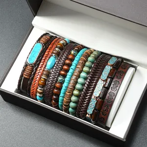Detail eines Vintage-Lederarmband-Sets mit Türkisperlen und Metallanhängern im Retro-Stil