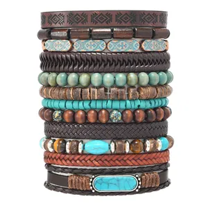 Detailansicht mehrlagiger Lederarmbänder mit Türkisperlen und ethnischen Anhängern