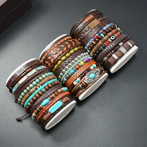 Mehrlagiges Boho-Lederarmband-Set mit Holzperlen und Türkis auf weißen Displayständern
