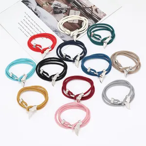 Vue détaillée de bracelets tressés multi-rangs avec fermoirs en forme de queue de baleine