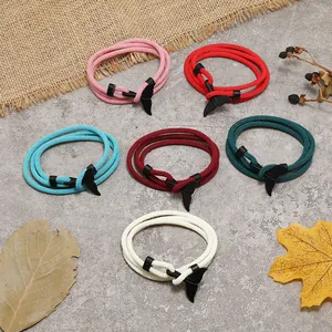 Gros plan de bracelets tressés multicolores avec crochet queue de baleine en métal noir
