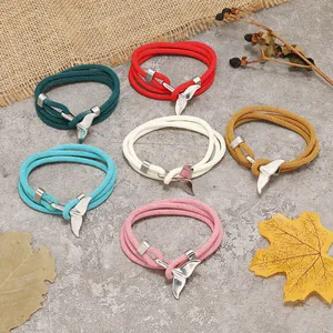 Gros plan de bracelets tressés avec boucles en forme de queue de baleine en divers coloris