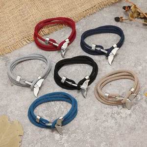 Détails de bracelets nautiques tressés à plusieurs brins avec breloques en queue de baleine