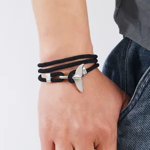 Bracelet multicouche en corde tressée noire avec fermoir poli en forme de queue de poisson