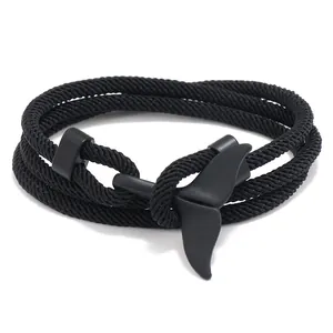 Détail du bracelet en corde tressée noire multicouche avec fermoir en queue de baleine