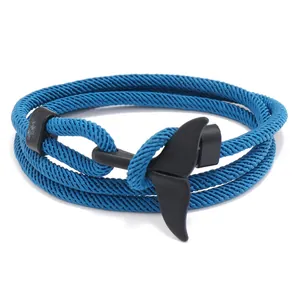 Détail du bracelet multicouche en corde tressée bleue avec un fermoir en queue de baleine noire