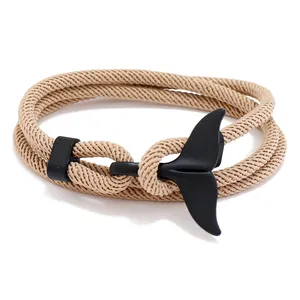 Détail macro d'un bracelet en corde de Milan tissé à la main avec fermoir queue de poisson noir