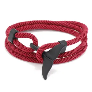 Détail du bracelet en corde bordeaux à plusieurs rangs avec fermoir queue de baleine