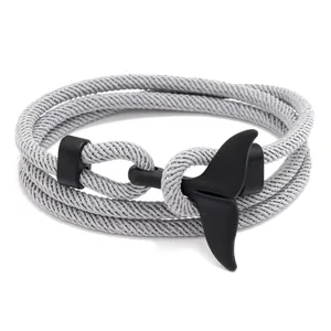 Détail du bracelet en corde tressée grise multicouche avec fermoir queue de poisson noir