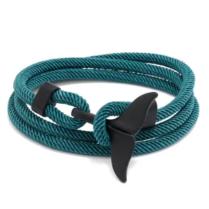 Vue détaillée du bracelet tressé sarcelle multi-rangs avec un fermoir queue de baleine