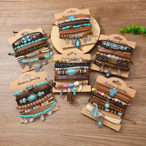 Boho-Lederarmband-Sets mit Türkis-Anhängern auf rustikalem Holzhintergrund